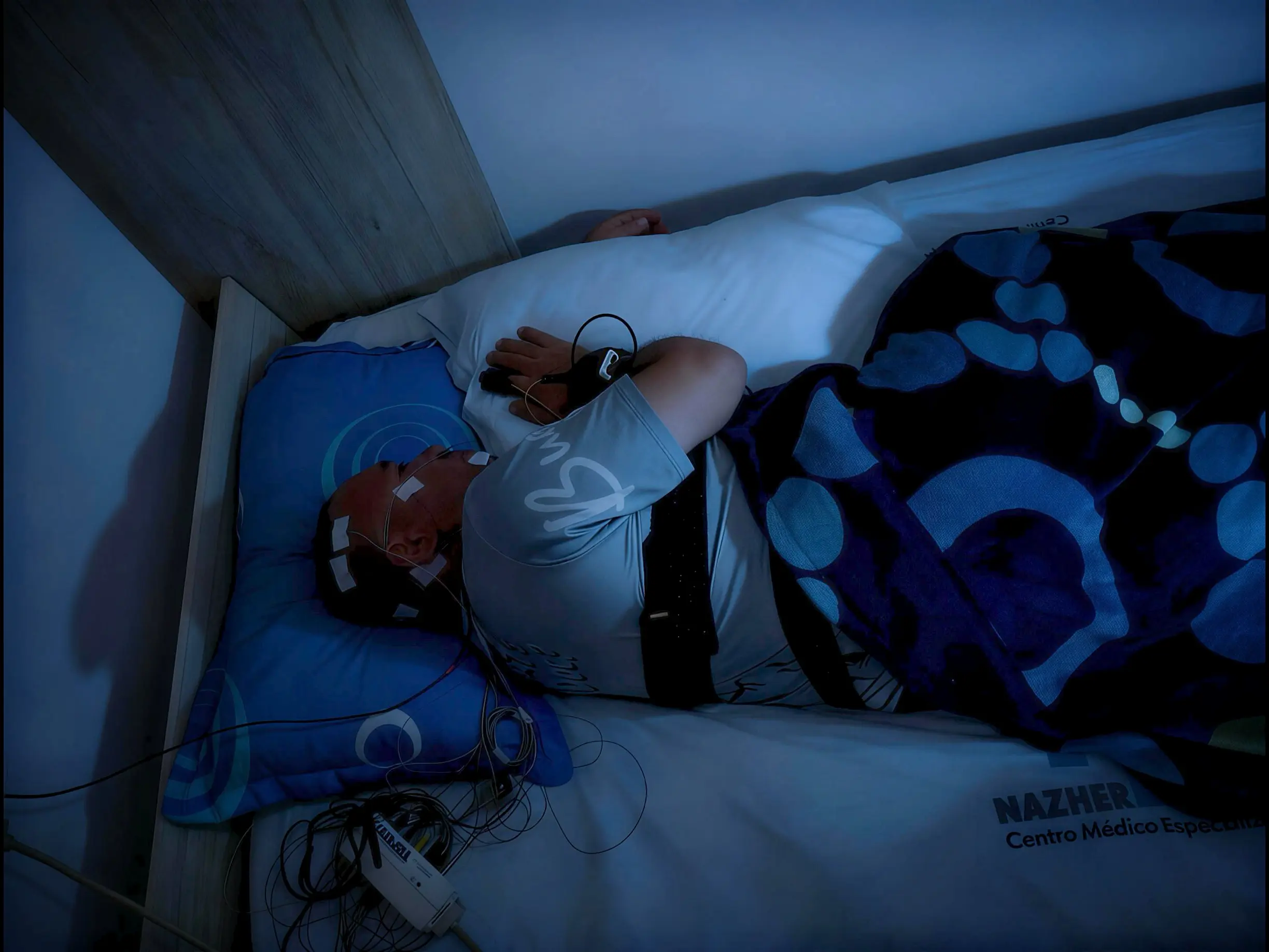 Paciente durmiendo con sensores - Unidad de Trastornos del Sueño